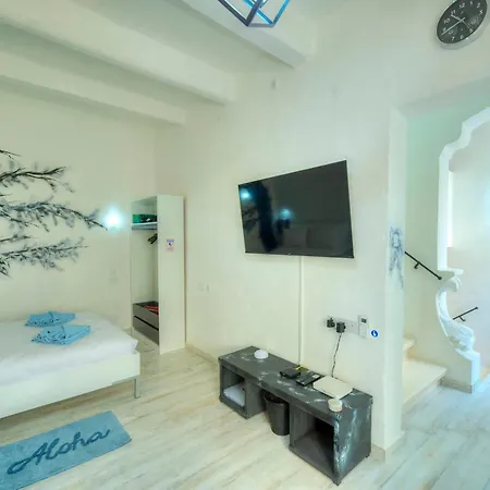 Charming 3 Storey In Centre, Ngri1-1 Apartament