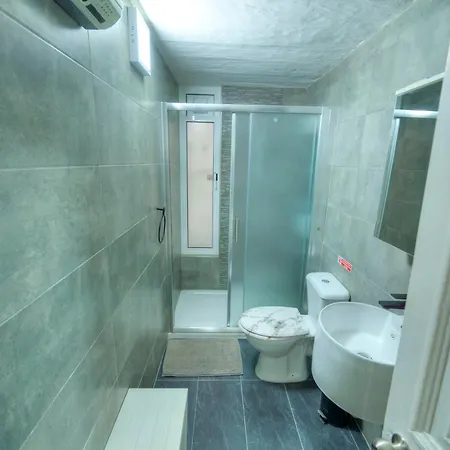 Charming 3 Storey In Centre, Ngri1-1 Apartament