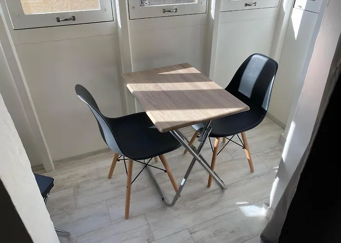 Charming 3 Storey In Centre, Ngri1-1 Apartament